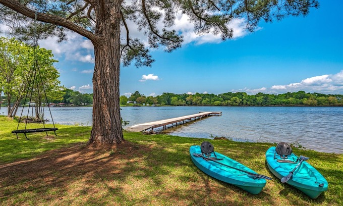 Wills Point House | Waterfront Bungalow! Kayaks | Dock