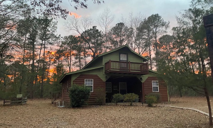 Lumberton Cabin | Waterfront Cabin off I-95 in Lumberton with WiFi, Foosball, Kayaks, Pet-friendly
