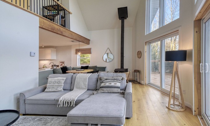 Amherst Ski Chalet | Waterfront Chalet/peaceful/nature/ski/hiking