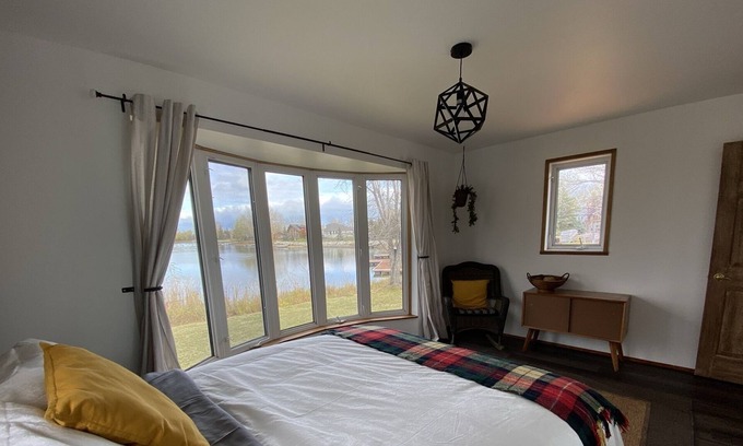Gimli House | WATERFRONT Cheerful cottage with beautiful views