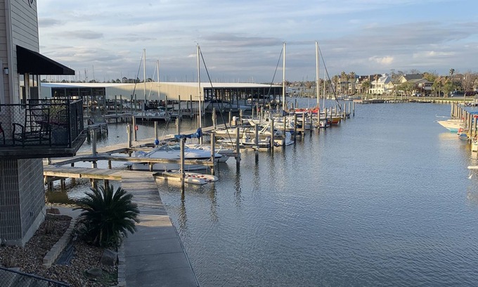 Clear Lake Shores Condo | Waterfront Condo! Come relax in the heart of Kemah tx!