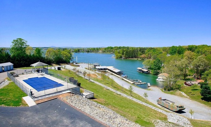 Huddleston Condo | Waterfront Condo with Pool for Romantic Getaways and Fisherman. Pet Friendly!