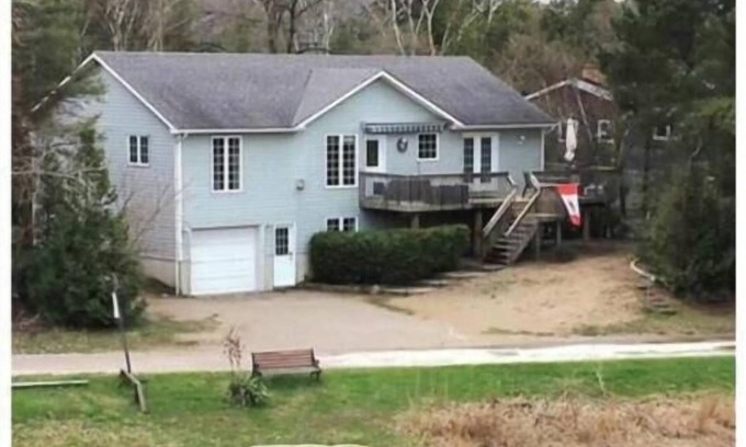 Port Franks House | Waterfront cottage | Sleeps 10 | Steps away from Port Franks private beach