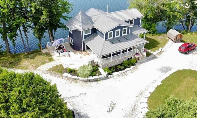 Sharbot Lake House | Waterfront Cottage w Sauna on Sharbot Lake