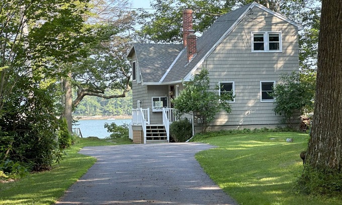 Mid-Coast and Islands House | Waterfront Cottage in Freeport