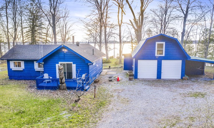Carden Cottage | Waterfront Cottage Kawartha Lakes Pool Table Games Room Luxury