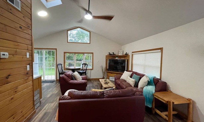 Eau Claire House | Waterfront cottage. Legacy farm Retreat.