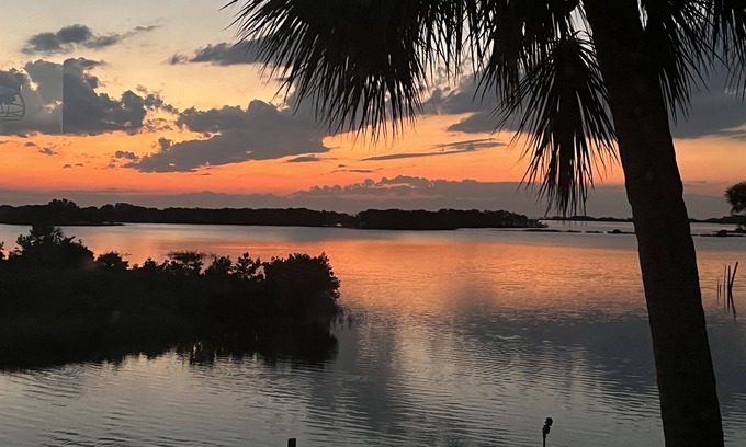 Cedar Key House | Waterfront Cottages with Sunsets, Kayaks Included!