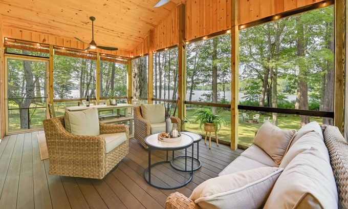 Pullman Cottage | Waterfront Deck! Chic Lower Scott Lake Cottage