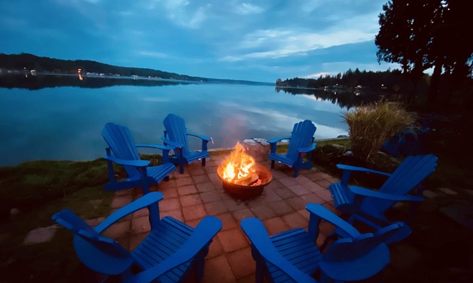 Allyn House | WATERFRONT GETAWAY - Hot Tub - Walk to Restaurants, Coffee Shops & More!