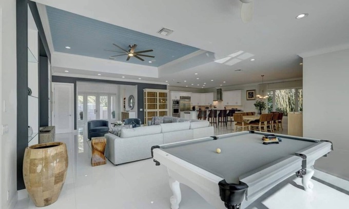 17th Street Causeway House | Waterfront ~ Heated Pool ~ Dock ~ Kayaks ~ Bikes