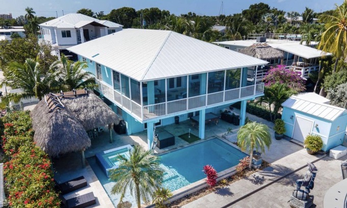 Tavernier House | Waterfront, Heated Pool, Spa & 15k lb Boat Lift: Express access to Ocean & Bay!