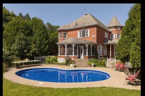 Hudson Villa | Waterfront heated pool seasonal Acre yard BBQ