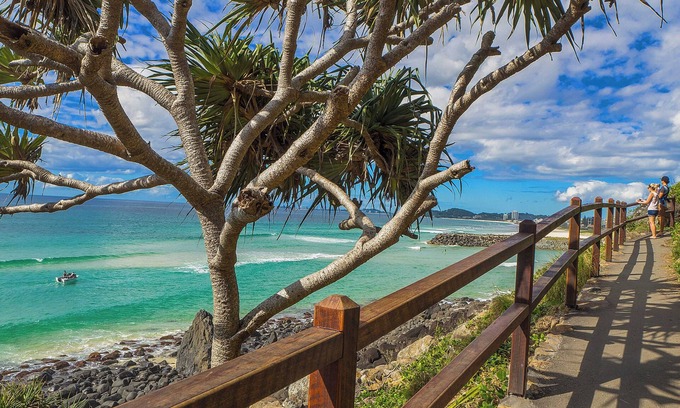Burleigh Waters House | Waterfront home in Burleigh Waters with stunning canal views!