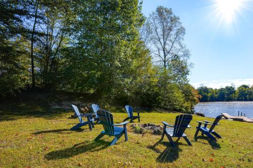 Louisa House | Waterfront Home on Lake Anna Autumn Escape!