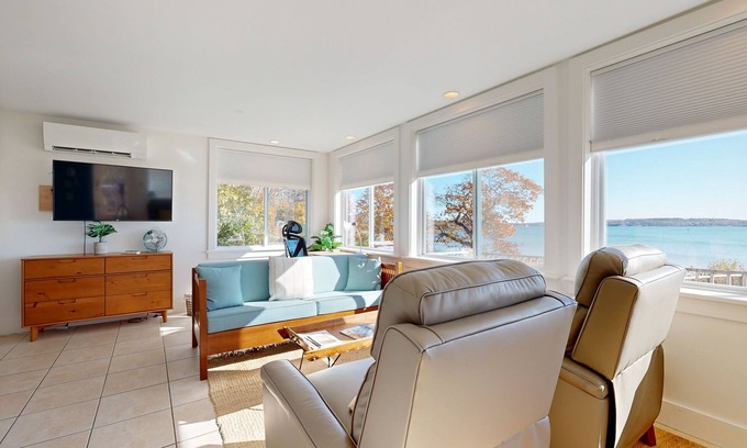 Rockland Cottage | Waterfront home with ocean views, beach access, AC & washer/dryer - dog-friendly