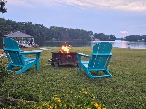 Chappells Villa | waterfront Lake Greenwood boat launch king beds hot tub fire pit sun sets pellet grill private peninsula