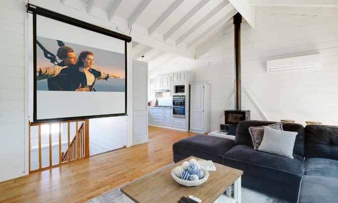 Chain Valley Bay House | Waterfront Lake House with Hot Tub & Granny Flat