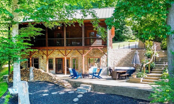 Lake Norman of Catawba Cabin | Waterfront Log Cabin w/Hot Tub, Kayaks, Firepit, King Beds, & Pet-Friendly