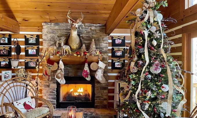 Clarksville House | WATERFRONT LOG HOME FOR FAMILY CHRISTMAS! HOT TUB/FIREPLACES/LARGE DECK/FIRE PIT