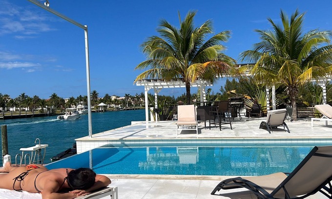Bahamia West Villa | Waterfront luxury villa in Freeport Bahamas