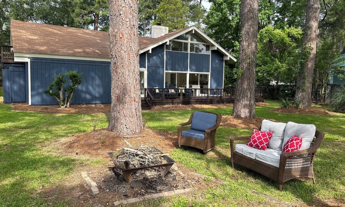 Flowood House | Waterfront Modern Reservoir Retreat with boat dock & fishing pier, Pet Friendly