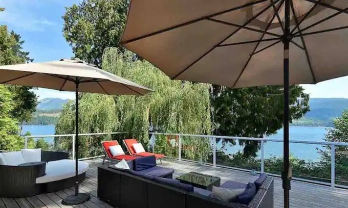 Sechelt House | Waterfront Oasis With Hot Tub & Propane Fire Pit!