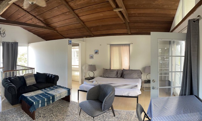 Portlock Apartment | Waterfront penthouse studio