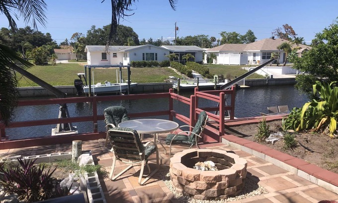 Englewood South House | Waterfront! PET, Our Kayaks or your boat. JACUZZI, patios! EZ to shops and Beach