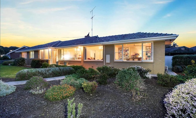 North Shore House | Waterfront Port Foreshore SpiritOf Tasmania View Geelong 12stay Pool next Avalon