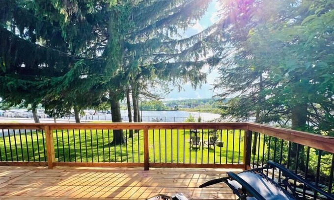 Disraeli Ski Chalet | Waterfront Private Dock 10 people