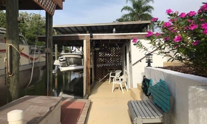 Indian Harbor Estates House | Waterfront private home located in Oak Hill - Edgewater area.