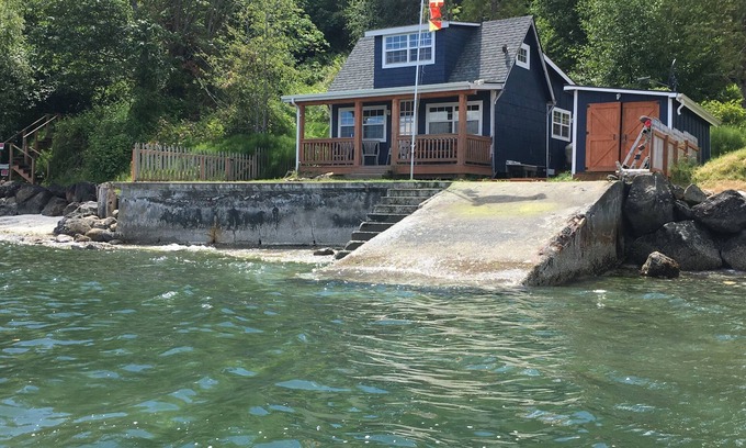 Suquamish Cabin | Waterfront Puget Sound cabin, minutes from Bainbridge Ferry to downtown Seattle