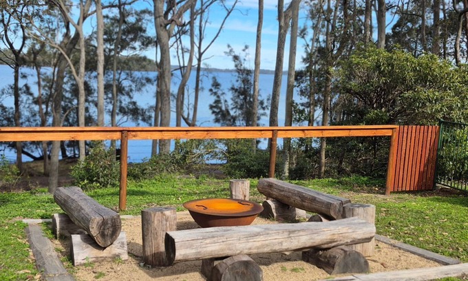 Sanctuary Point House | Waterfront Retreat Getaway Kayaks, Bikes, Fast WiFi and more