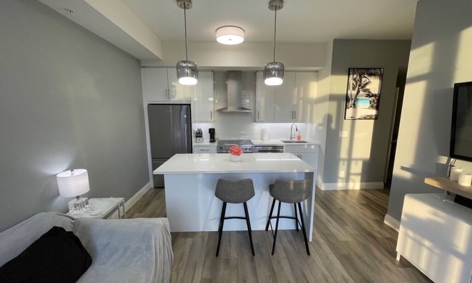 Burlington Condo | Waterfront retreat Burlington Hiking, Beach, shopping, restaurants Pet friendly