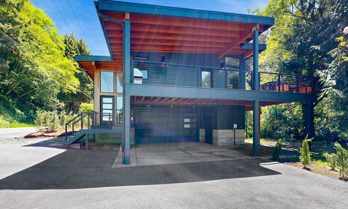 Oregon Coast House | Waterfront Retreat w/hot tub & cold plunge, sauna, home gym - close to beach