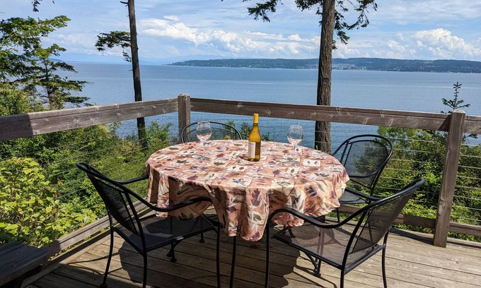 Coupeville House | Waterfront retreat with panoramic sea views