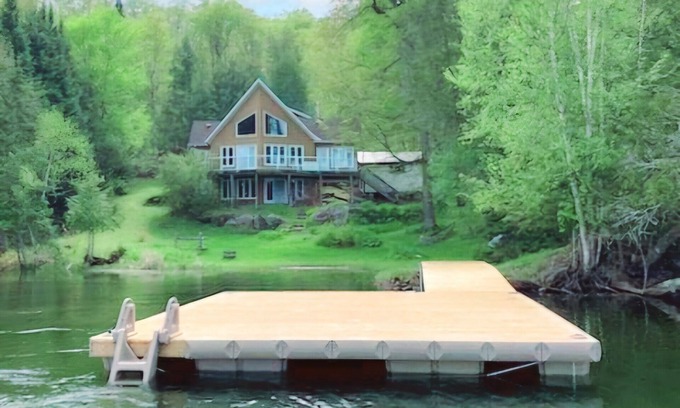 L'Amable House | ✨️ Waterfront✨️Sleeps 10✨️Hot Tub ♨ ✨️ 4 BDRM 5 Beds 3 Baths✨Cathedral Ceilings