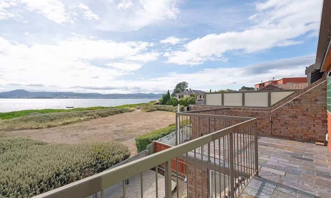 Sandy Bay House | Waterfront Stay at Nutgrove Beach