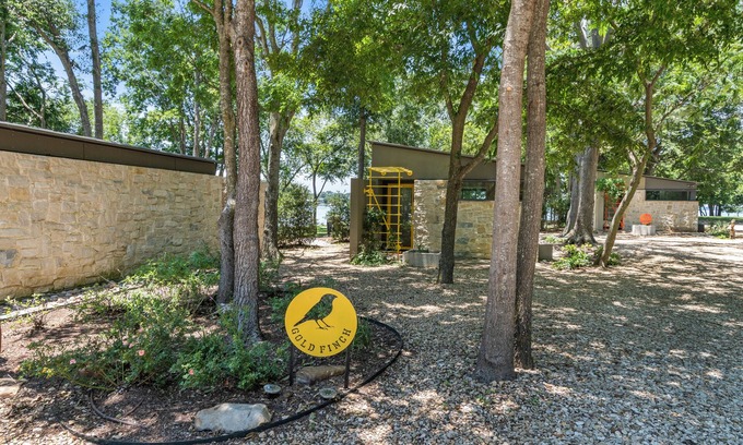 Malakoff Cottage | Waterfront stay w/private pickleball court, lakeside hammocks & cozy firepits