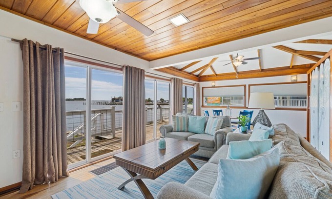 Cedar Key House | Waterfront stilt cottage on the open Gulf of Mexico will make you feel like you're on a houseboat!