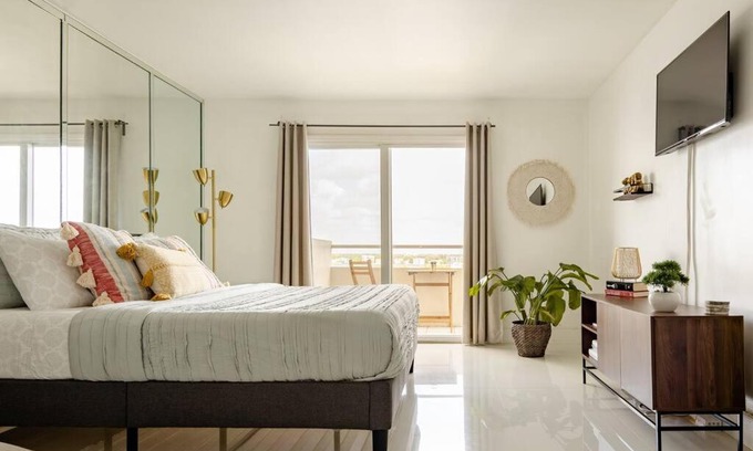 North Bay Village Apartment | ☆Waterfront Studio/FREE PARKING/Amazing Bay View