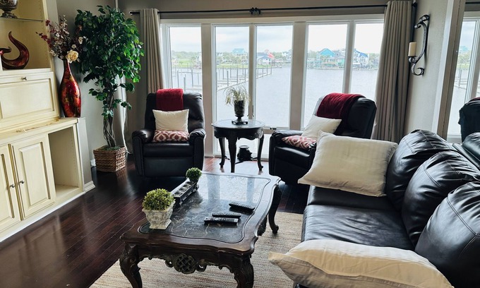 Port Arthur Condo | Waterfront Sunny Vibes Condo