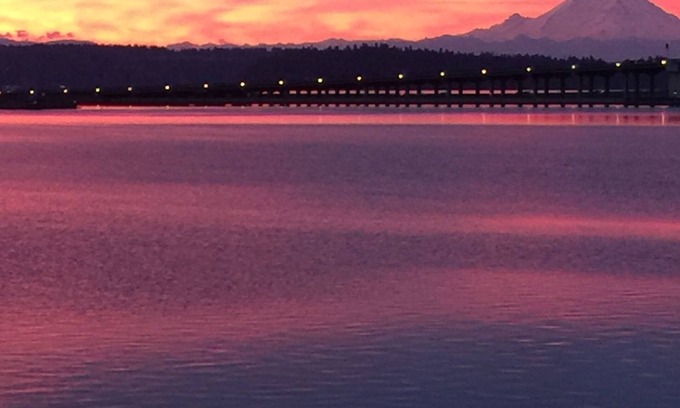 Leschi Apartment | Waterfront Sunrise private retreat with electric bike, kayaks, SUP, BBQ, views