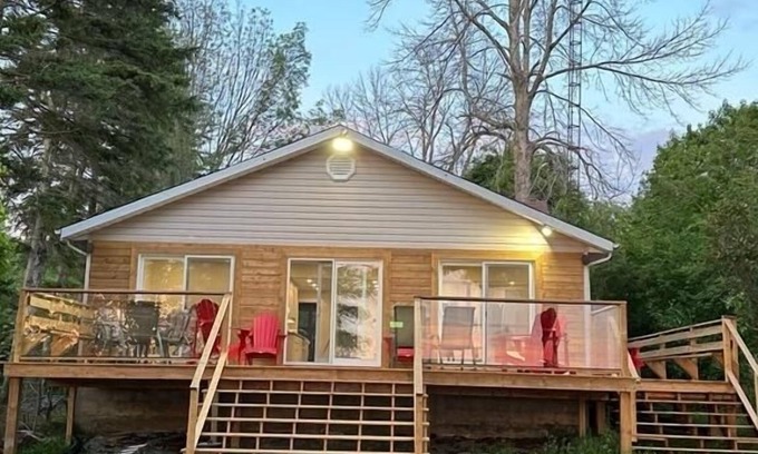 Carden Cottage | Waterfront/Sunset/ Lake view cottage