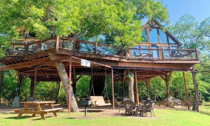 Seguin Cabin | Waterfront Sweet Medicine Treehouse