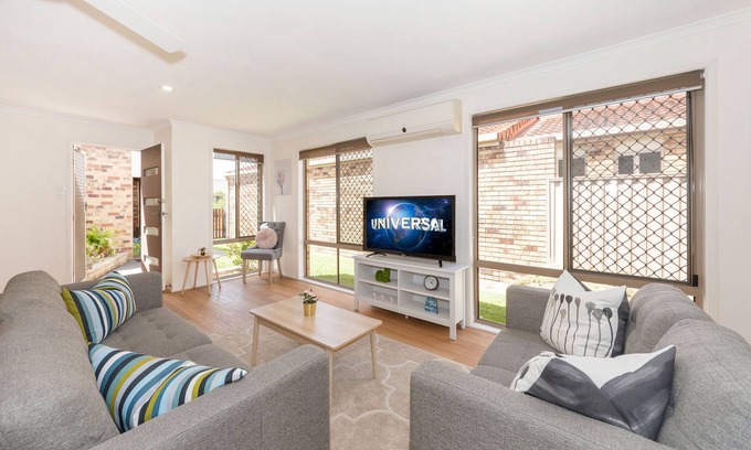 Helensvale House | Waterfront Theme Park Escape