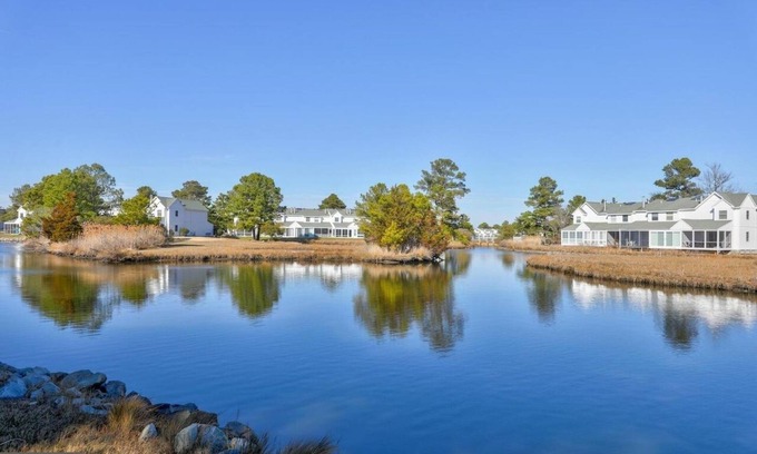 Selbyville House | Waterfront townhome minutes to beach w 2 pools