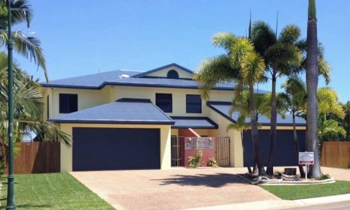 Cardwell House | Waterfront Townhouse at Marina Entrance !