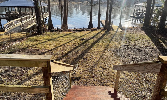 Negreet Cabin | Waterfront two bedroom cottage with ample parking